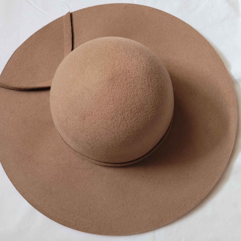 Elegant Tan Wide-Brim Fashion Hat